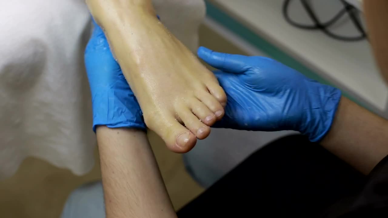 Stock Video Beautician Applying Lotion During A Spa Session Live Wallpaper For PC - Free Download