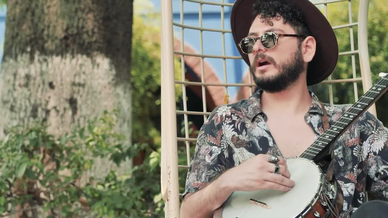 Free Stock Video Relaxed Man With Hat And Glasses Playing The Banjo In Live Wallpaper - Free Download
