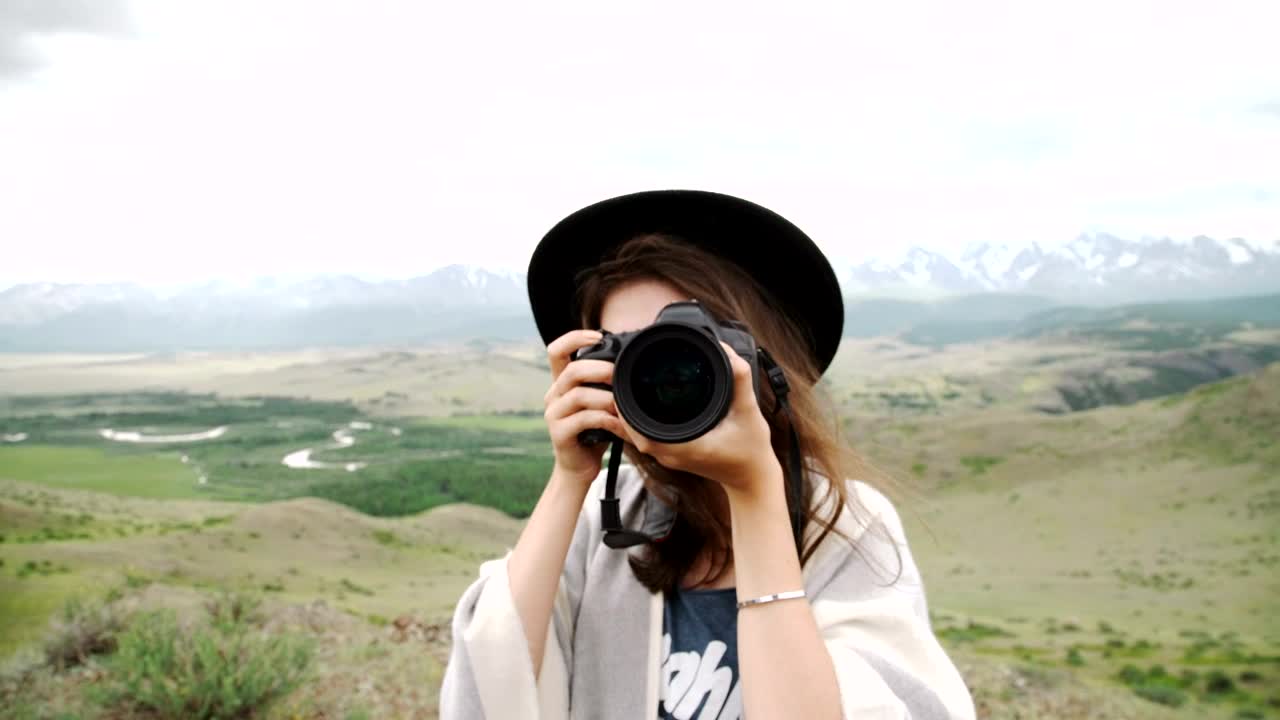 Free Video Stock tourist taking photos in nature Live Wallpaper - Free Download