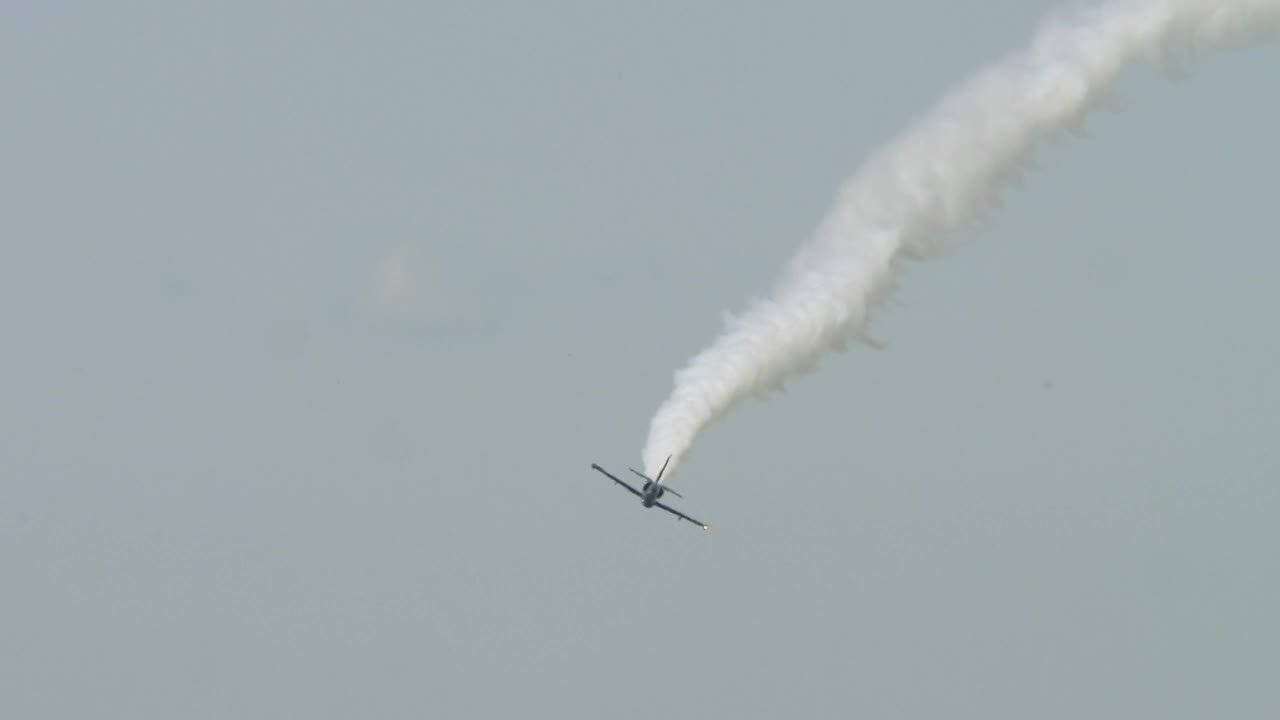 Stock Video Military Airplane At Low Altitud Animated Wallpaper - Free Download