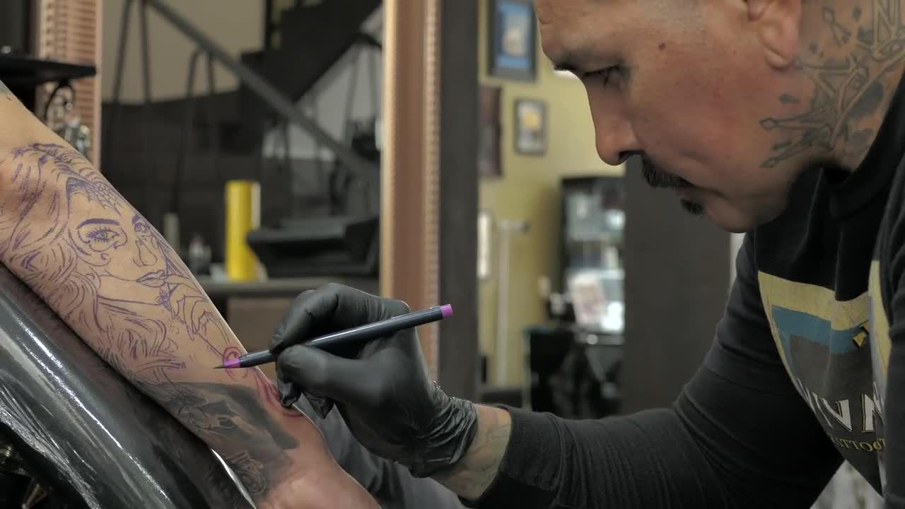 Free Video Stock tattooed tattooist working Live Wallpaper - Free Download
