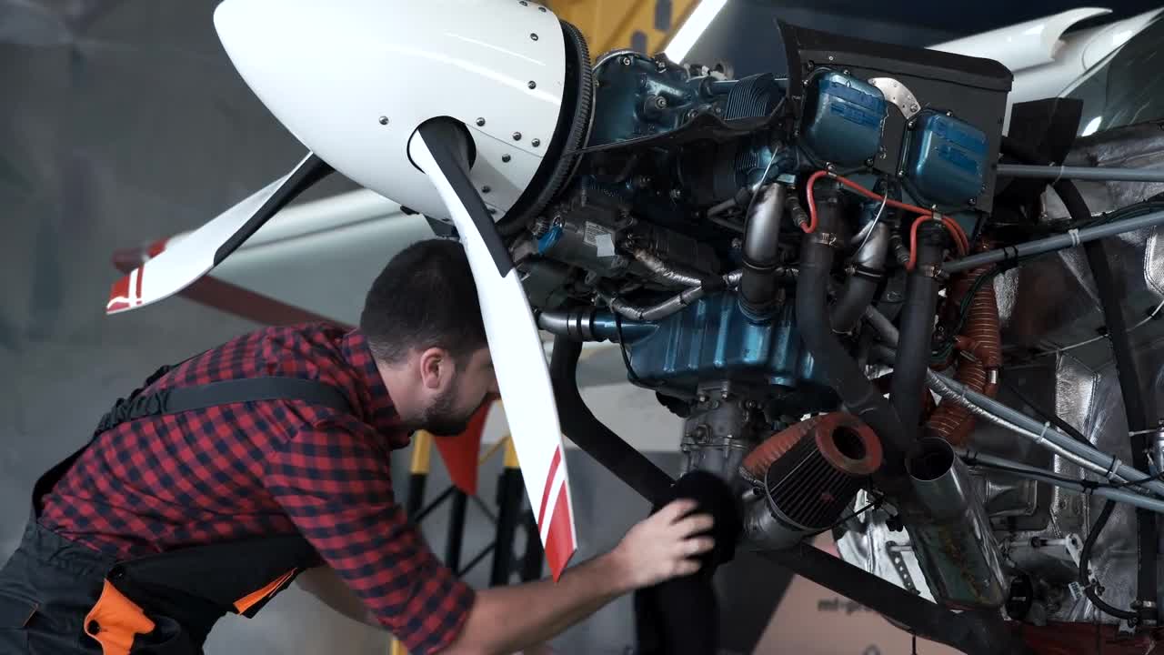 Stock Video Mechanic Cleaning Aircraft Engin Animated Wallpaper - Free Download