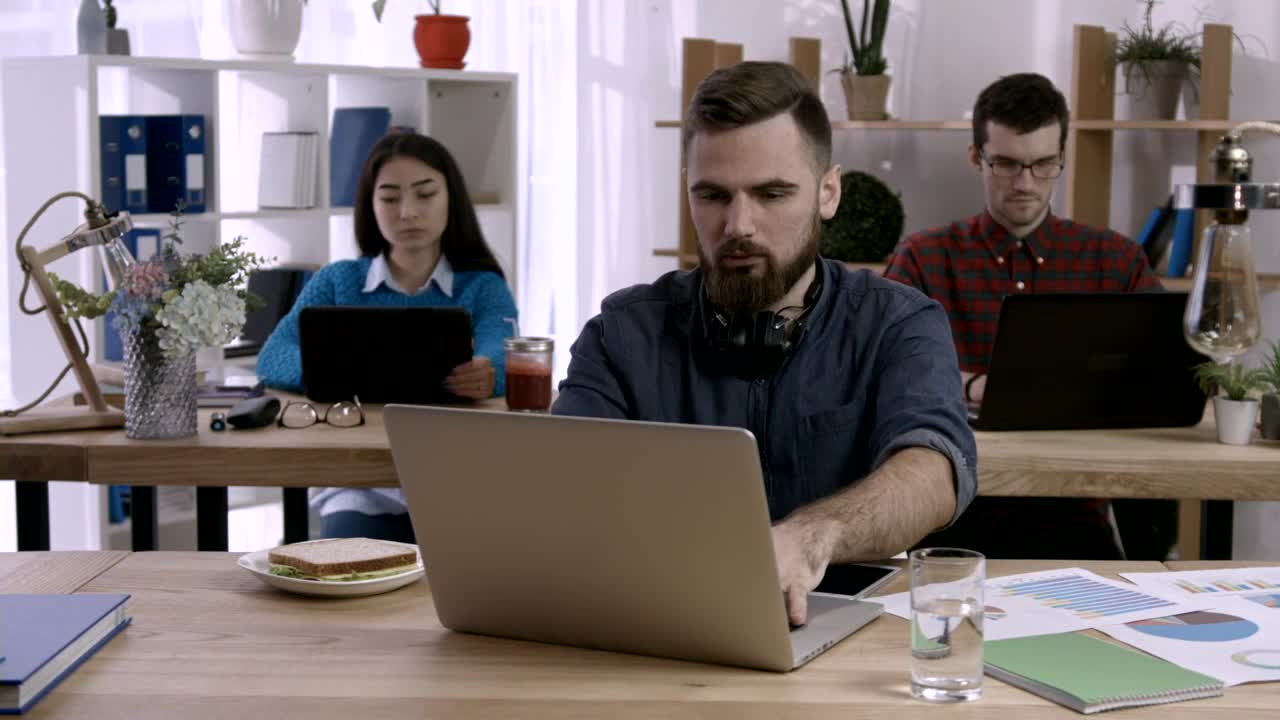 Stock Video Office With People Working On Computers Live Wallpaper - Free Download