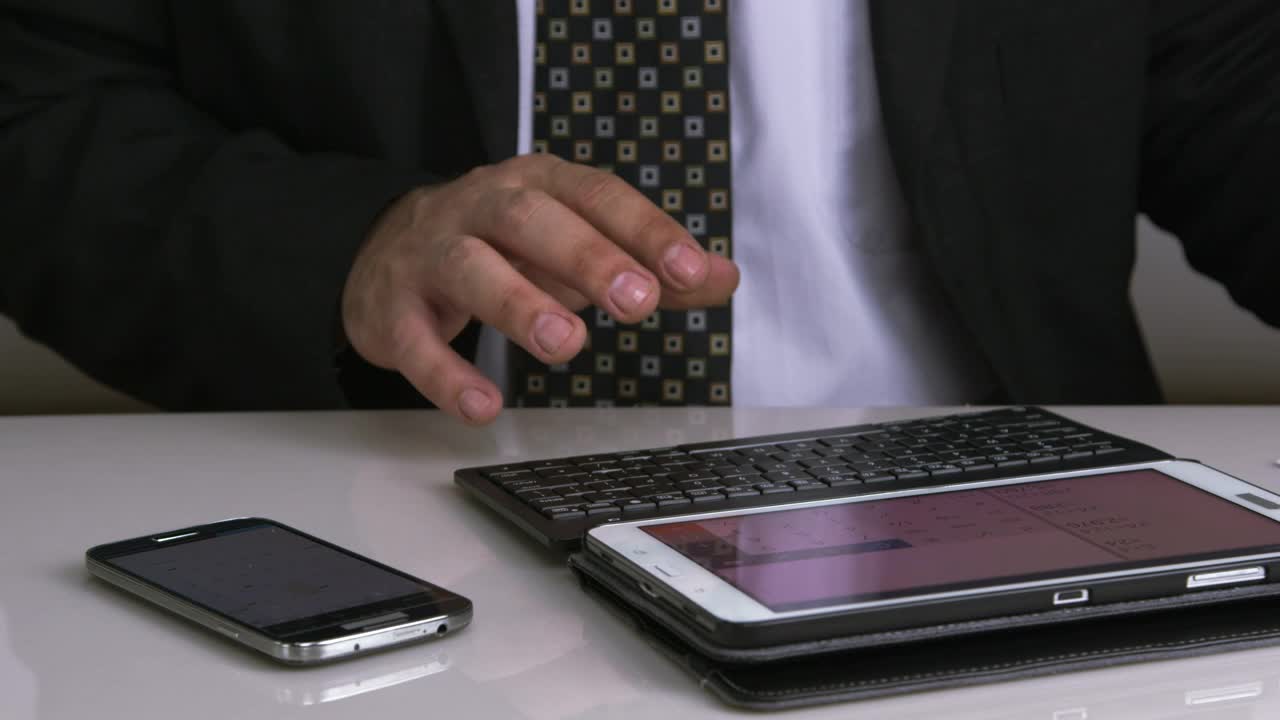 Stock Video Man Entering Credit Card Details Animated Wallpaper - Free Download