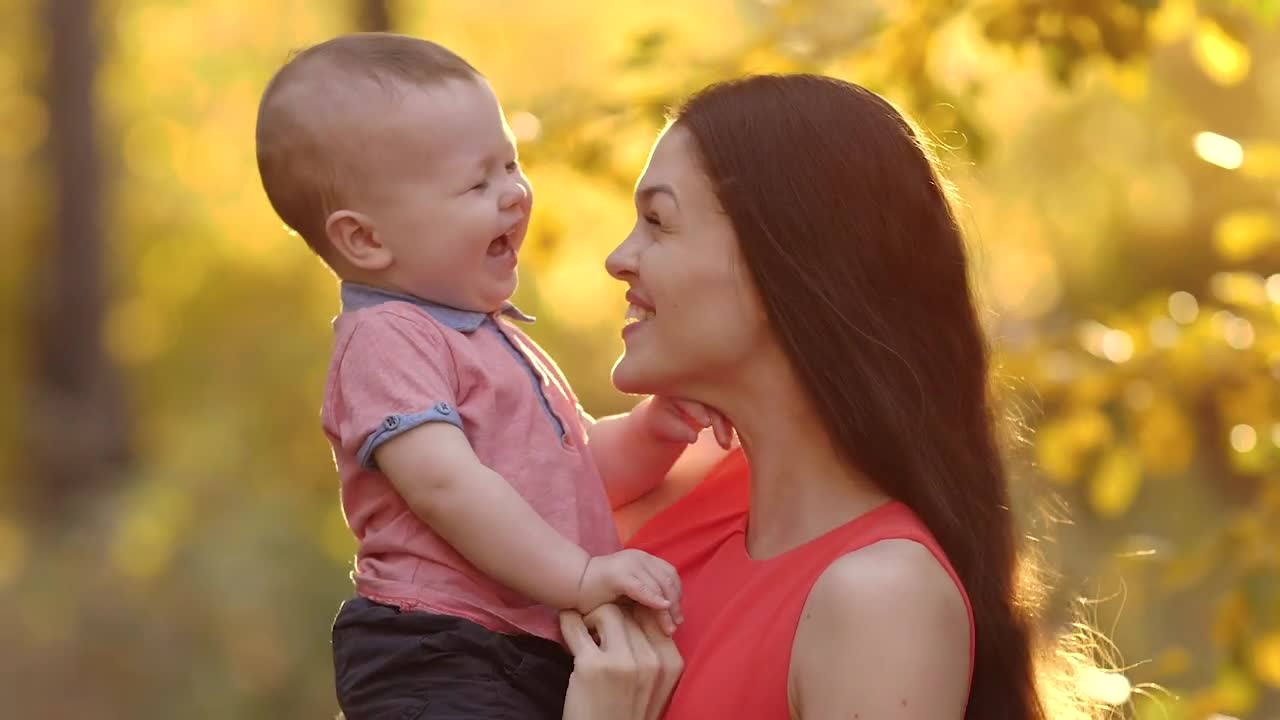 Stock Video Mother And Son Laughing In The Par Animated Wallpaper - Free Download