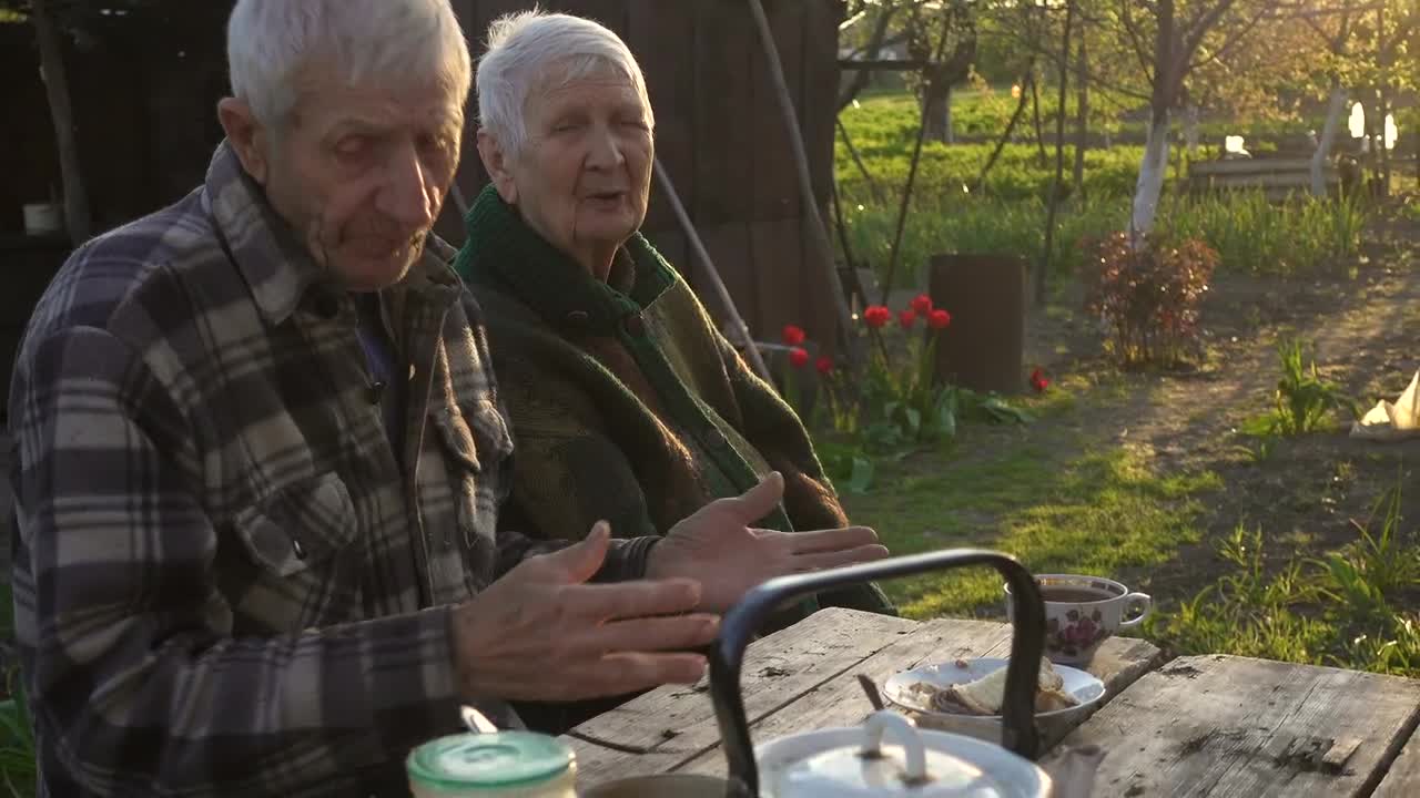 Free Stock Video Senior Couple In The Garden Live Wallpaper - Free Download