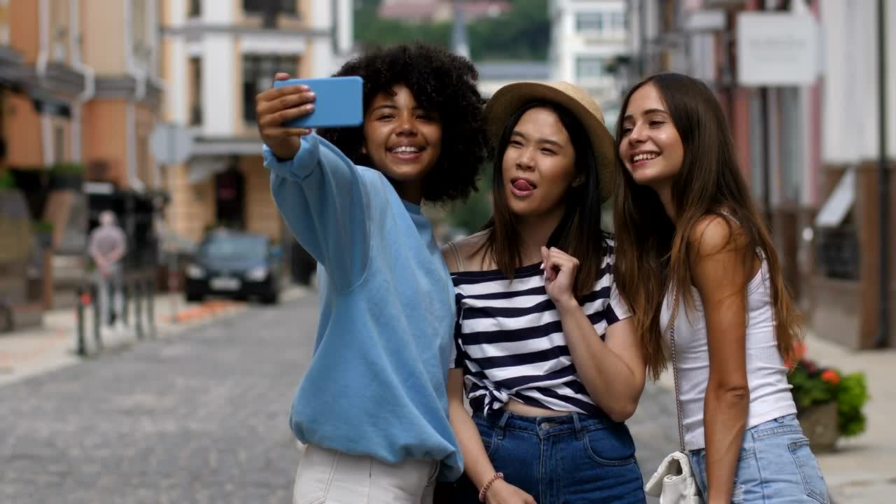 Stock Video Friends Taking Selfies In The Middle Of A Street Live Wallpaper For PC - Free Download