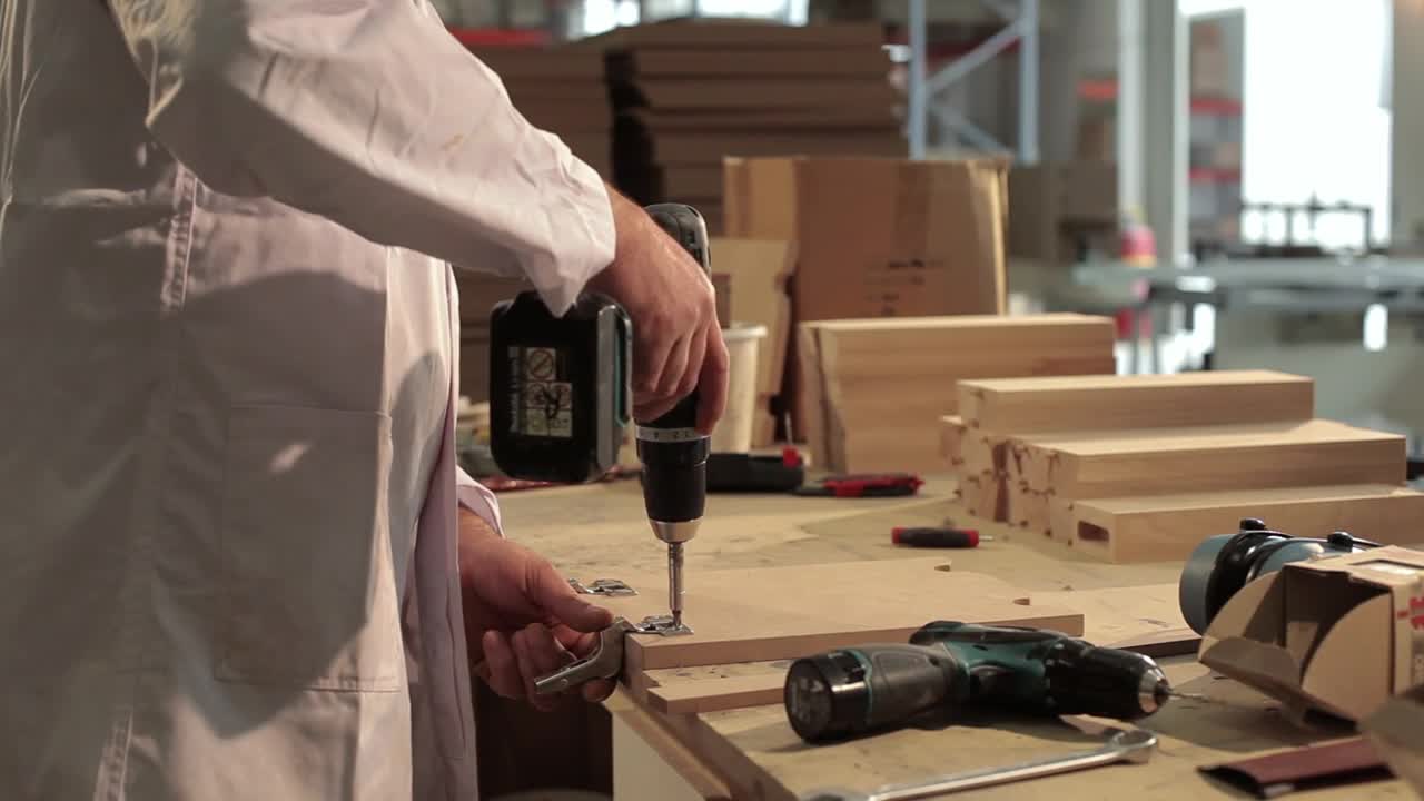 Video Stock Carpenter Using An Electric Drill Live Wallpaper For PC - Free Download
