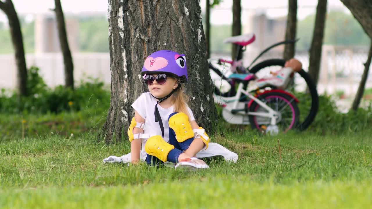 Stock Video Cute Blonde Girl In The Park With Sunglasses Live Wallpaper For PC - Free Download