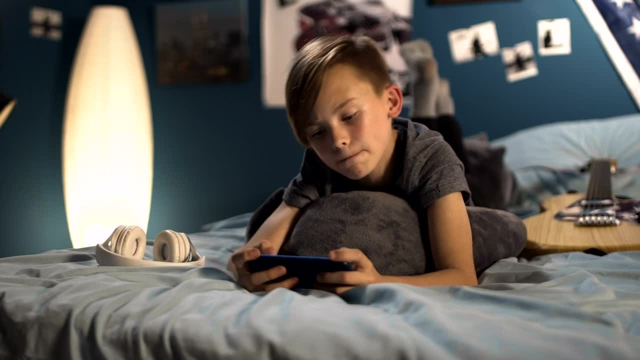 Free Video Stock team bone playing on a smartphone in the bed Live Wallpaper - Free Download