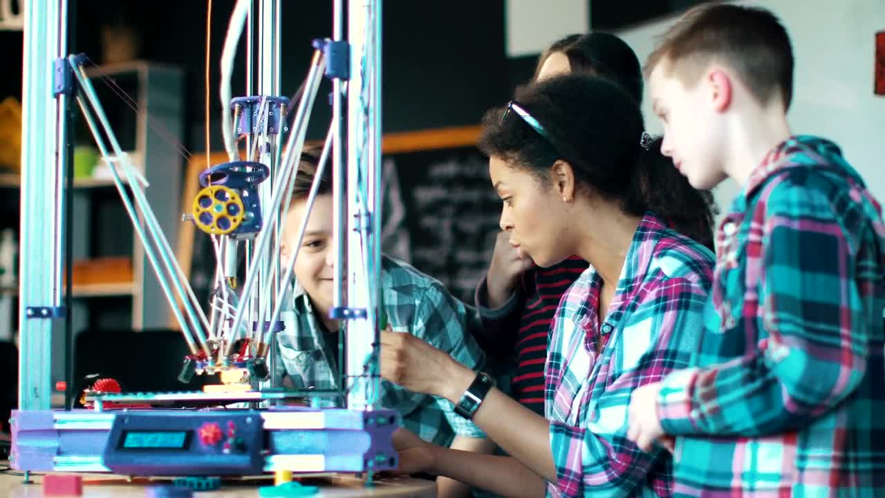 Free Video Stock technology classroom with teacher and students Live Wallpaper - Free Download
