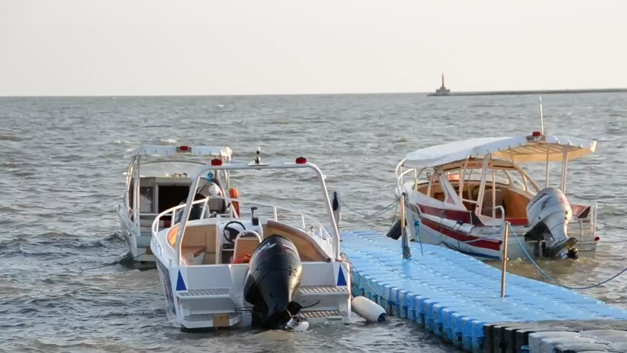 Free Video Stock Small Boats Docked On A Beach Ramp Live Wallpaper - Free Download