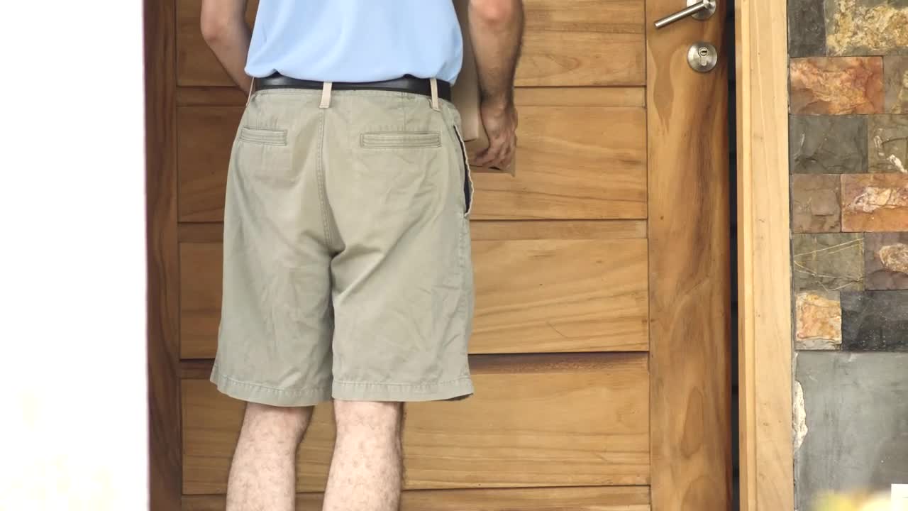 Stock Video Man Delivering A Package To A Girl Animated Wallpaper - Free Download
