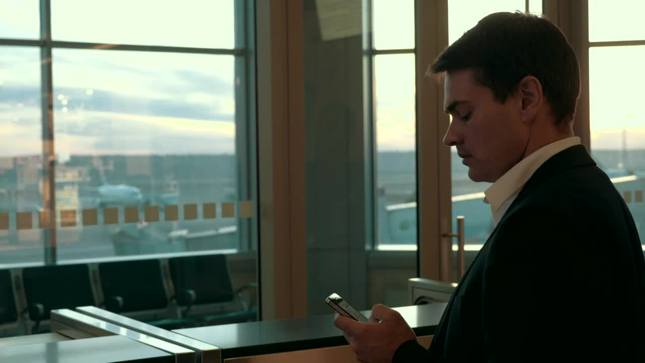 Free Video Stock texting before a flight Live Wallpaper - Free Download