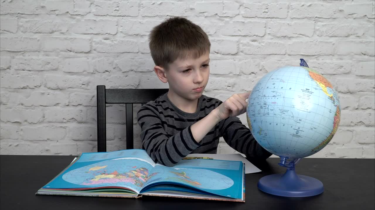 Stock Video Looking At A Globe Animated Wallpaper - Free Download