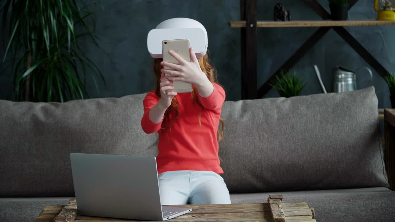 Free Video Stock taking a selfie while using vr Live Wallpaper - Free Download