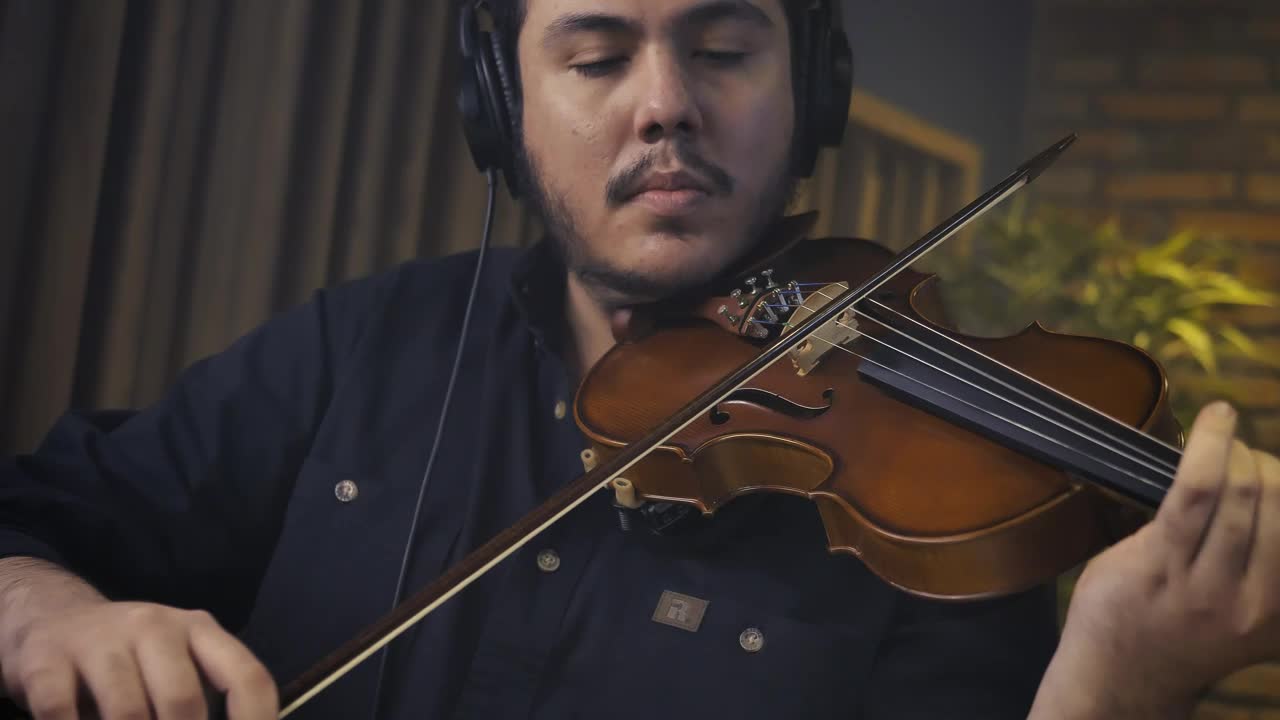 Free Video Stock Skilled Violinist Playing In A Recording Studio Live Wallpaper - Free Download