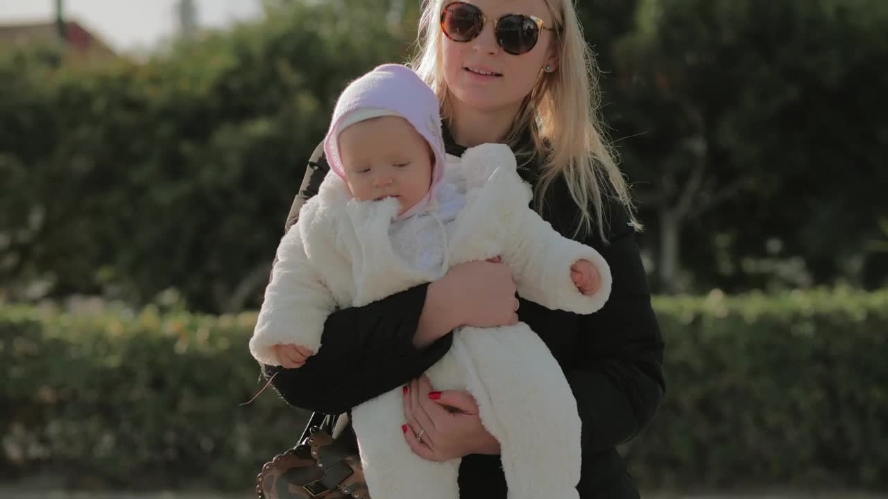 Stock Video Mother And Baby Swaying In The Par Animated Wallpaper - Free Download