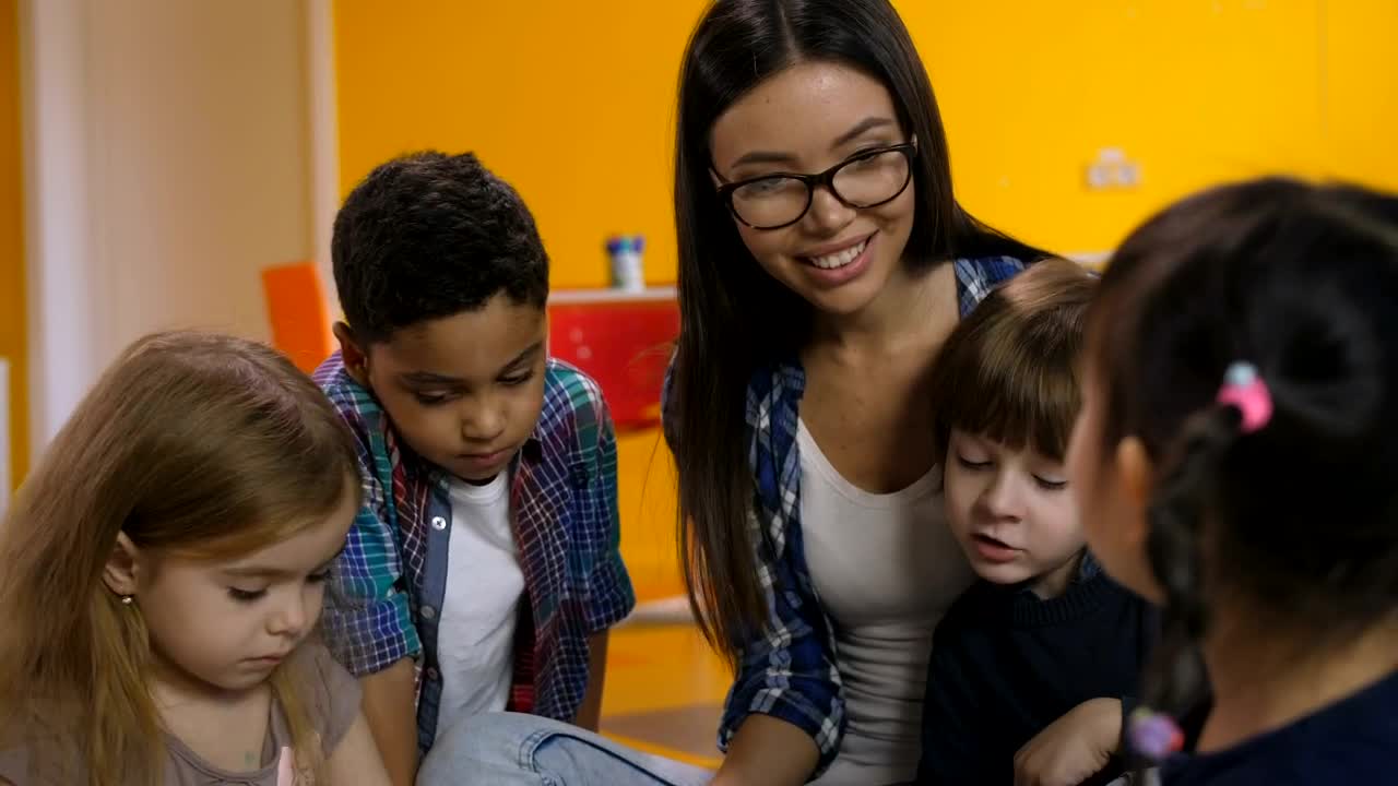 Stock Video Female Teacher With Her Students Live Wallpaper For PC - Free Download