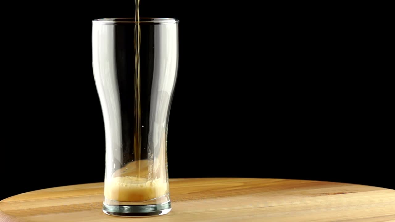 Video Stock Pouring Beer On A Glass And Foam Spilling Live Wallpaper Free - Free Download