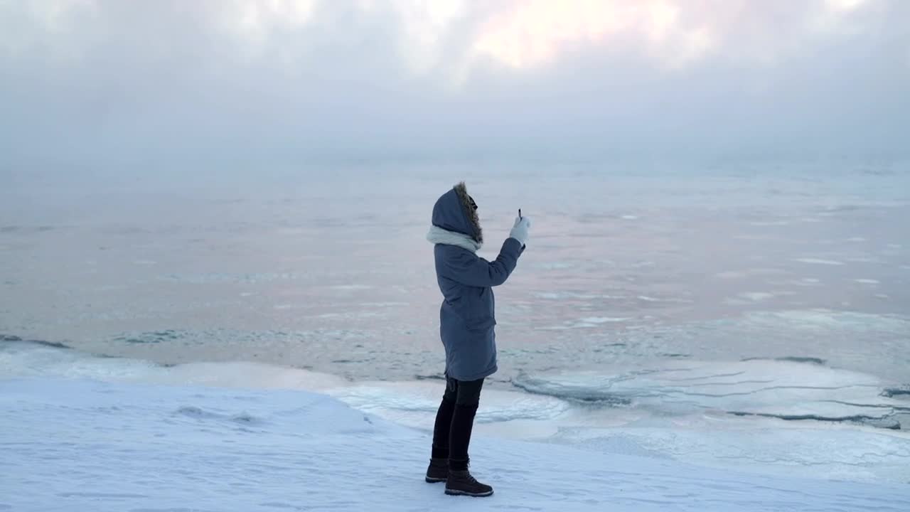 Video Stock Person Taking Pictures With His Cellphone On Ice Live Wallpaper Free - Free Download