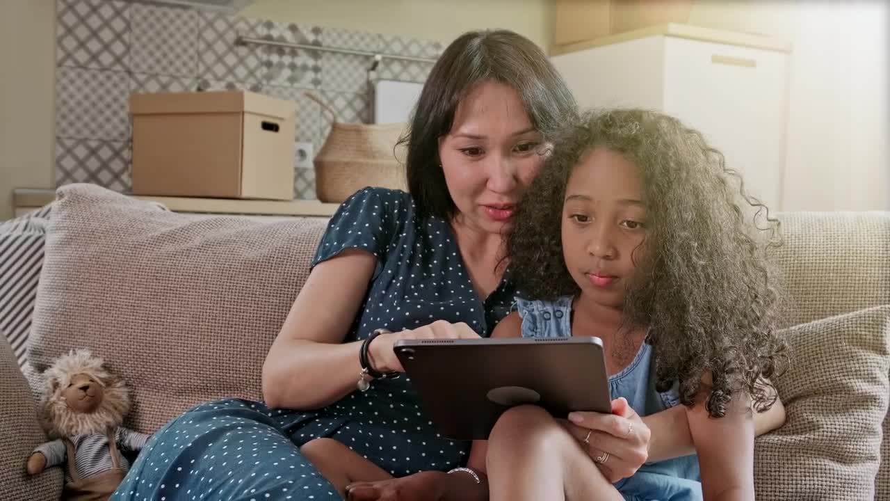 Stock Video Mom And Daughter Spending Time Together With A Table Animated Wallpaper - Free Download