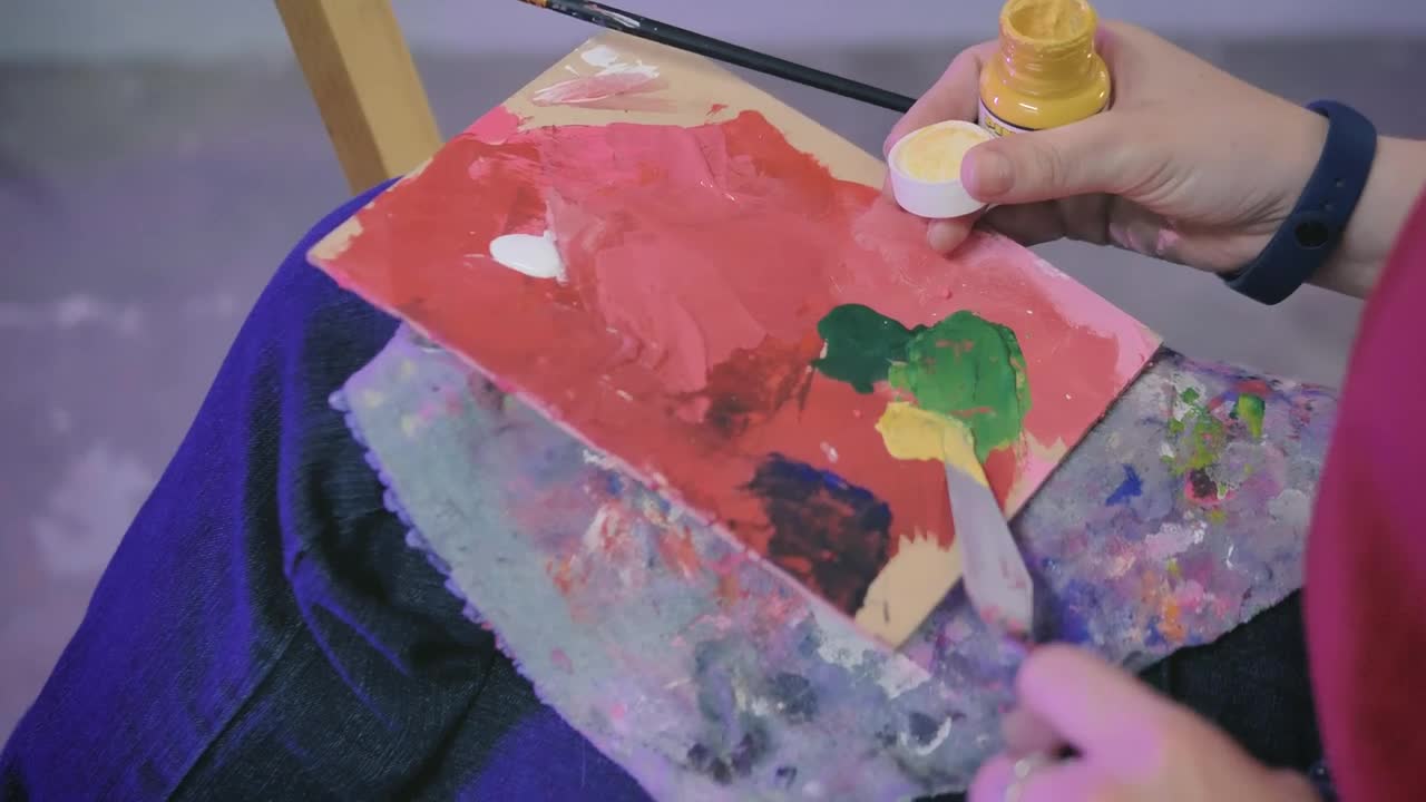 Video Stock Preparing A Color Tone With Paint On A Palette Live Wallpaper Free - Free Download