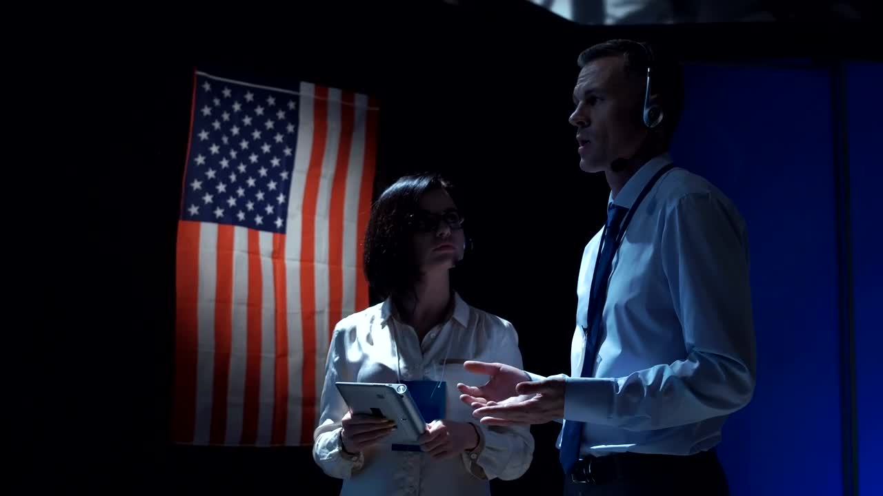 Stock Video Managers With Headphones Having A Conversatio Animated Wallpaper - Free Download