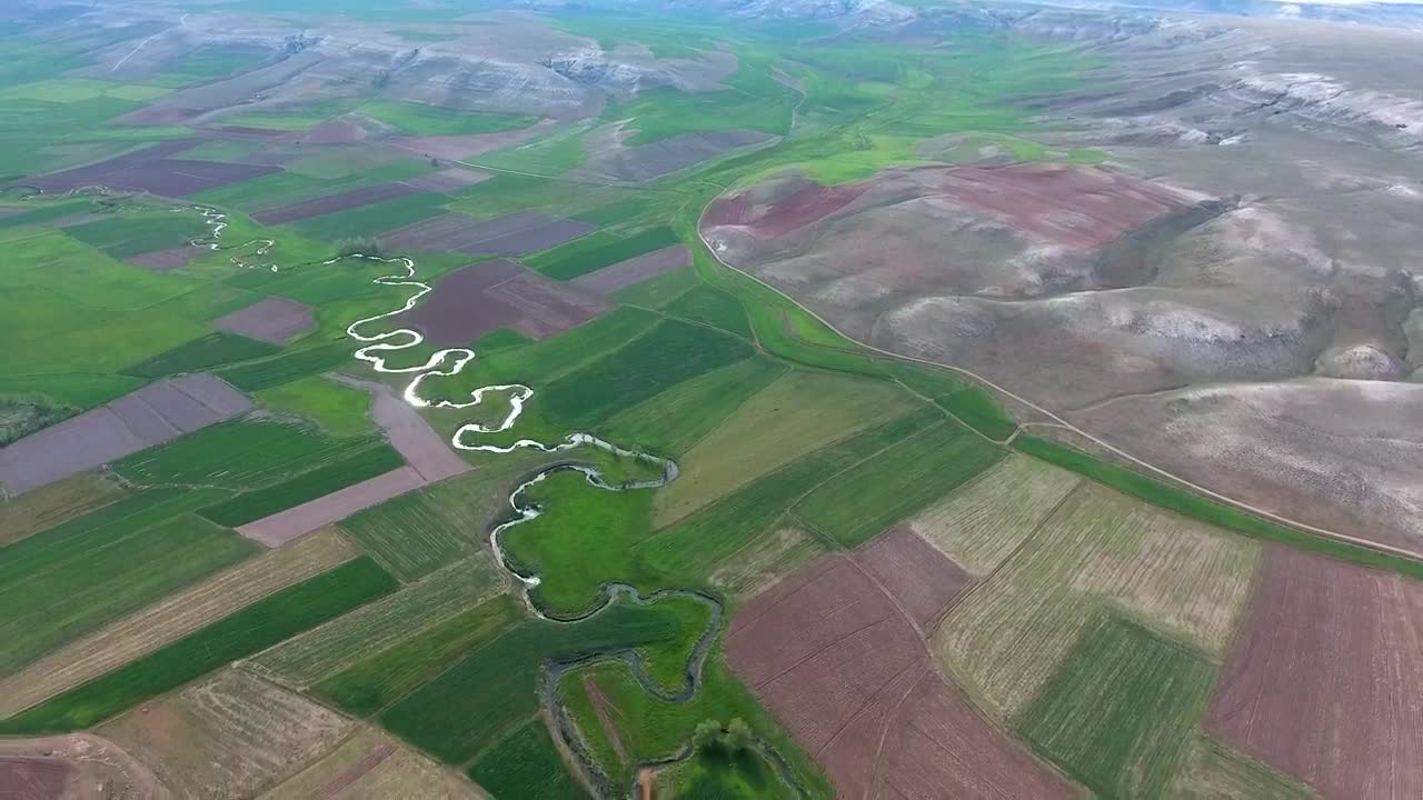 Free Video Stock Stream Between Sgricultural Fields In A Wide Valley Live Wallpaper - Free Download