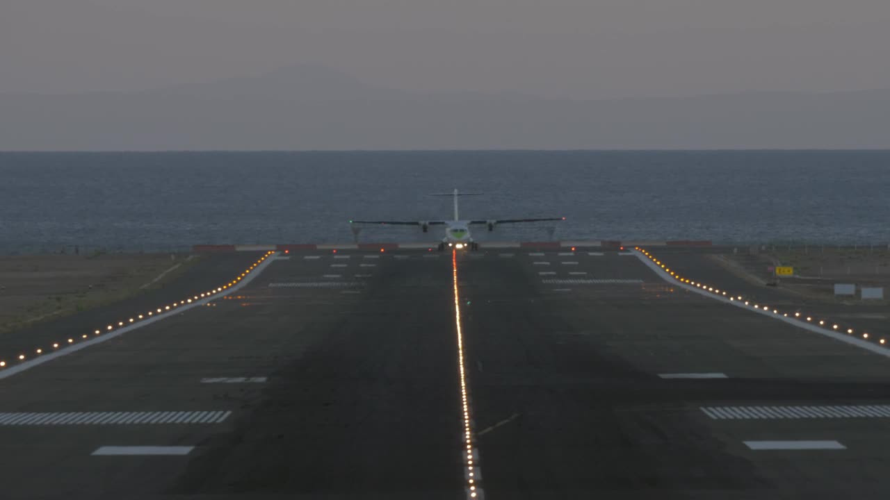 Video Stock Plane Taking Off From A Scenic Runway Live Wallpaper Free - Free Download