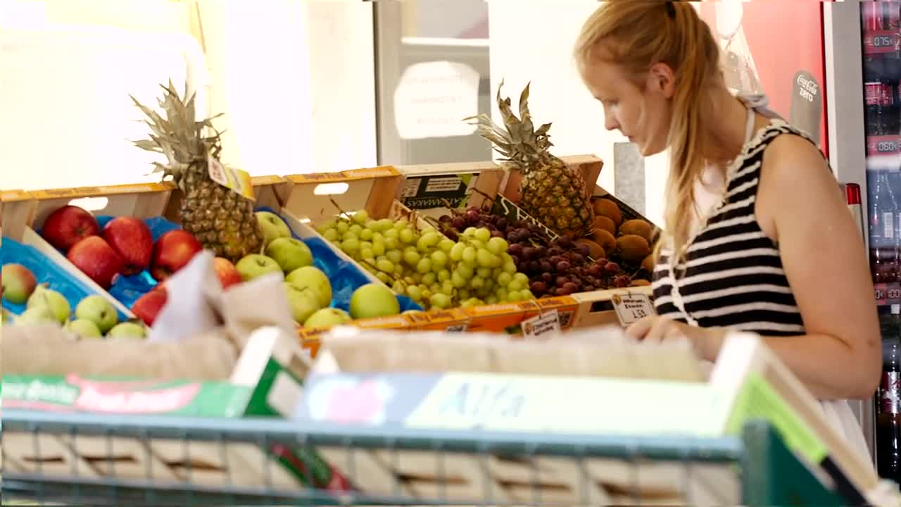 Video Stock Choosing Some Fresh Fruit Live Wallpaper For PC - Free Download