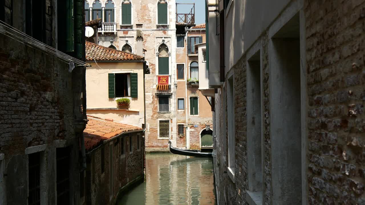 Stock Video Gondola Moving In A Canal In Venice Live Wallpaper For PC - Free Download