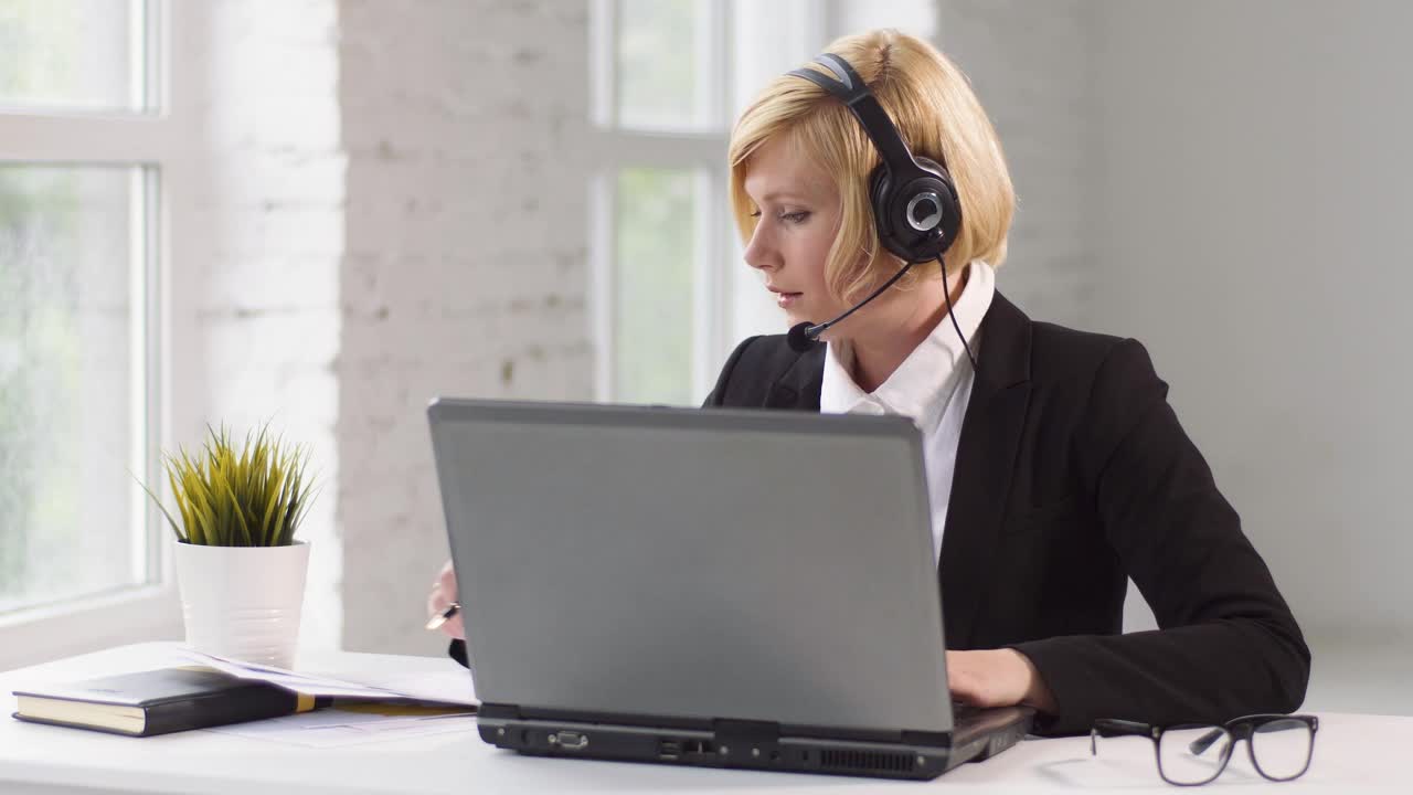 Video Stock Call Center Operator Working At Home Live Wallpaper For PC - Free Download