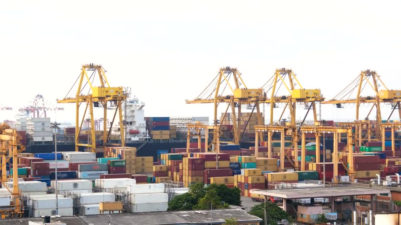 Free Stock Video Unloading A Cargo Ship In The Container Port Live Wallpaper - Free Download