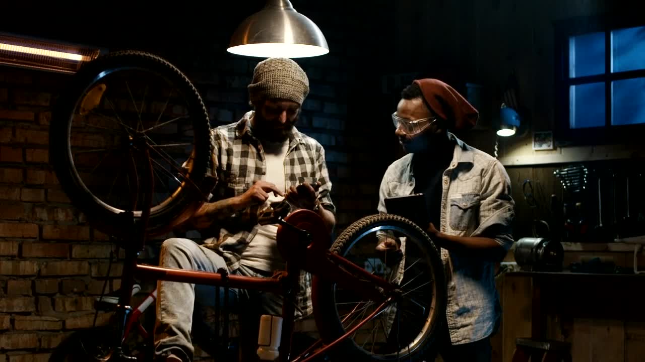 Free Video Stock to bake me mechanics laughing at the workshop Live Wallpaper - Free Download