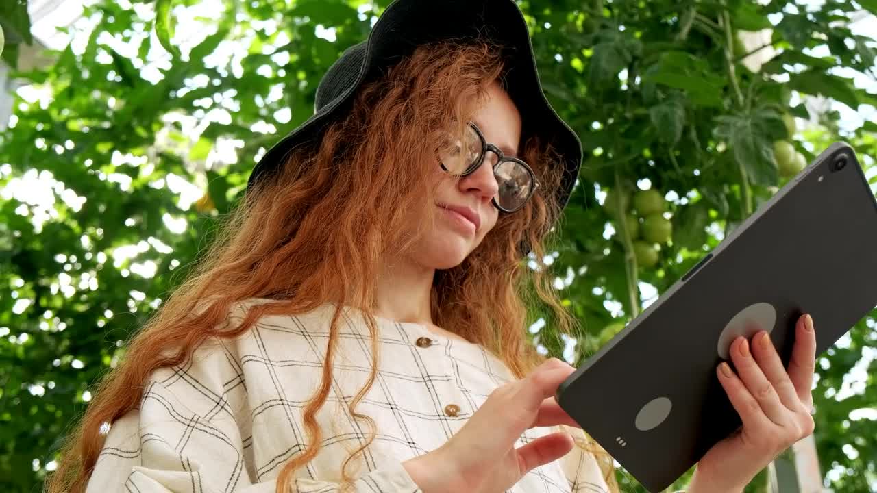 Free Stock Video Woman Using A Tablet At A Greenhouse Live Wallpaper - Free Download