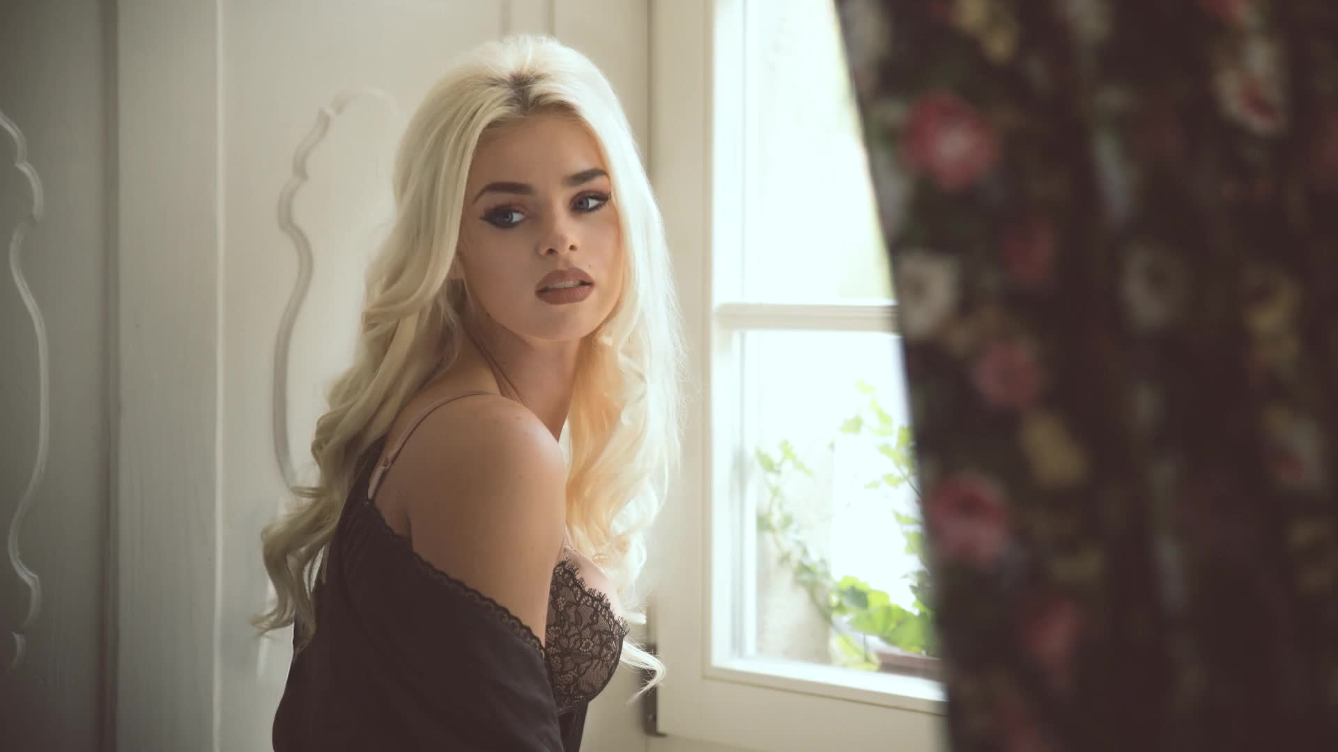 Sexy Blonde Girl HD Live Wallpaper - Free Download