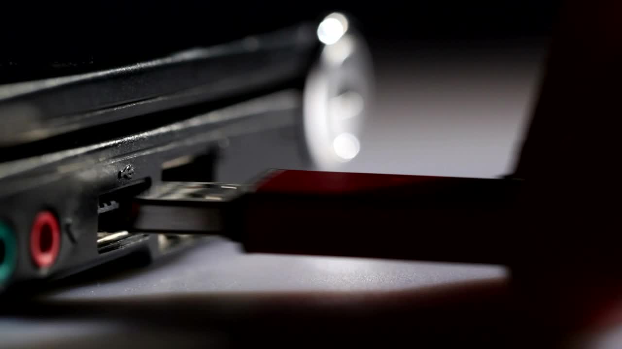 Video Stock Plugging In A Usb Drive Live Wallpaper Free - Free Download