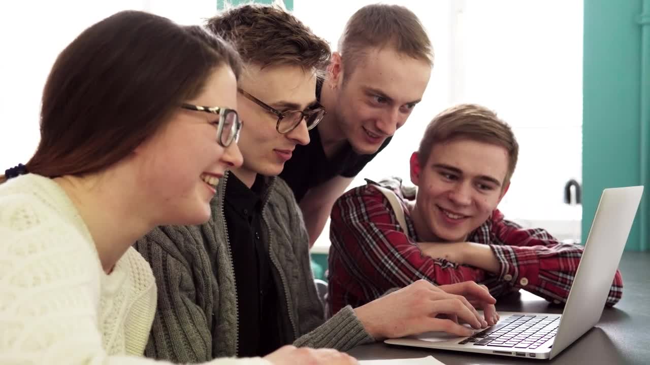 Free Video Stock Students Reading A Post On The Internet Live Wallpaper - Free Download