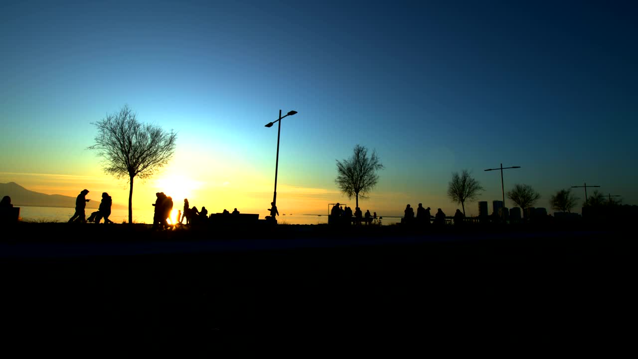 Free Stock Video Silhouettes Of Pedestrians At Sunset By The Sea Live Wallpaper - Free Download