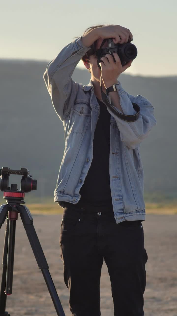 Video Stock Photographer Working Outside In A Desert Live Wallpaper Free - Free Download