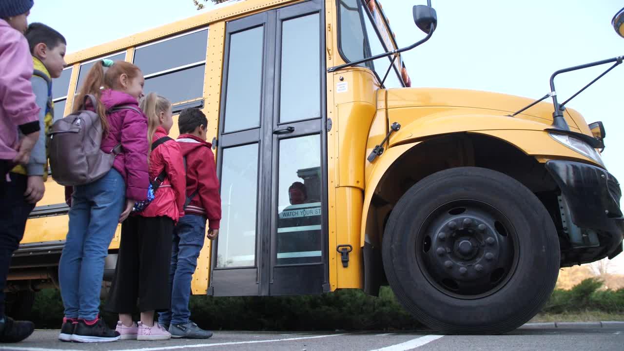 Stock Video Elementary Kids Boarding The Bus Live Wallpaper For PC - Free Download