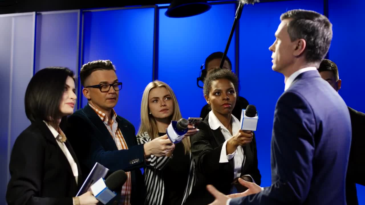 Stock Video Man Giving An Interview To A Group Of Reporters Animated Wallpaper - Free Download