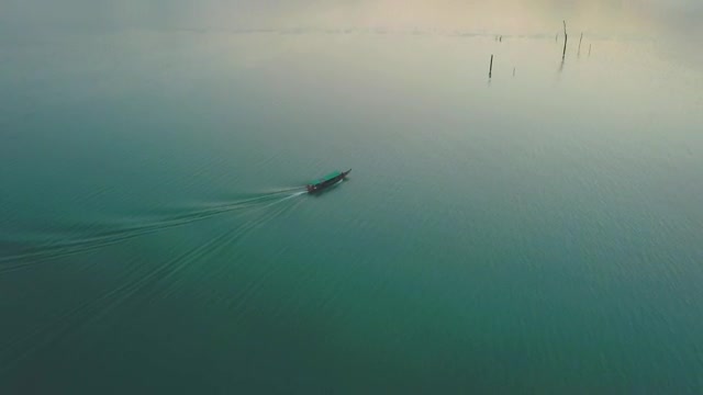 Stock Video Motorboat On A Large Lake With Turquoise Blue Waters Live Wallpaper - Free Download