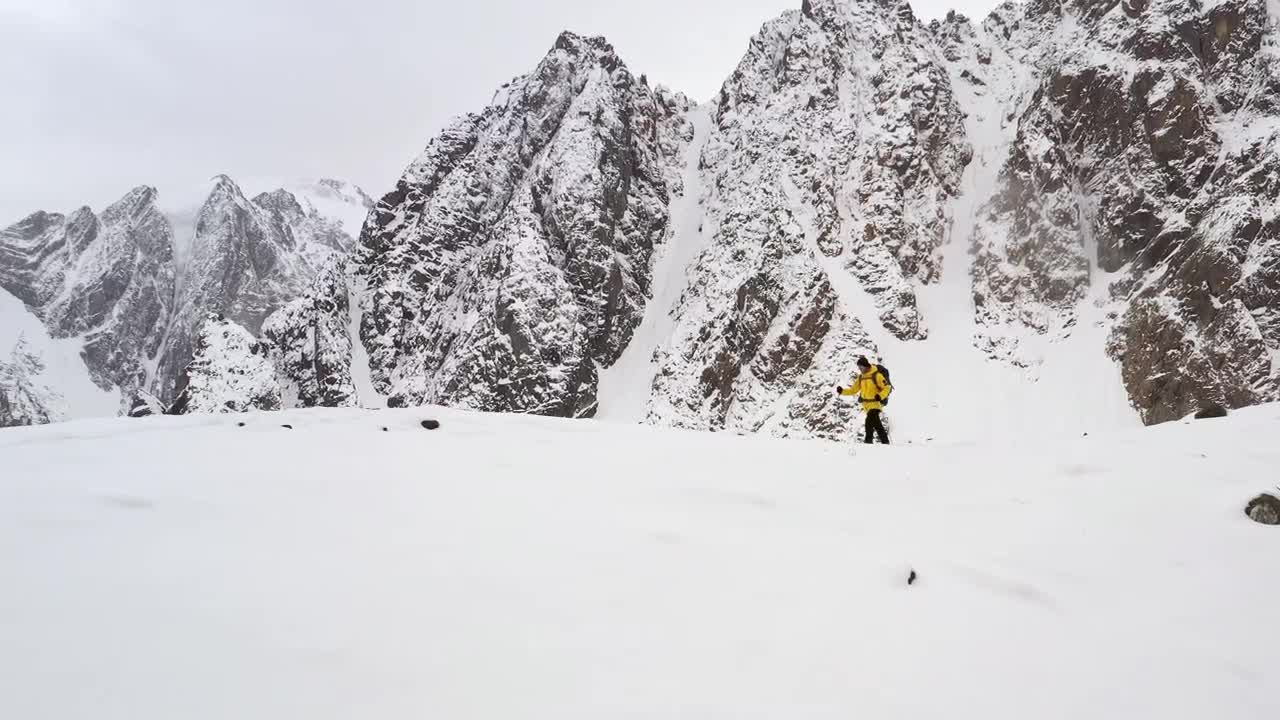 Stock Video Male Climber Walking Through The Snow In The Mountains Animated Wallpaper - Free Download