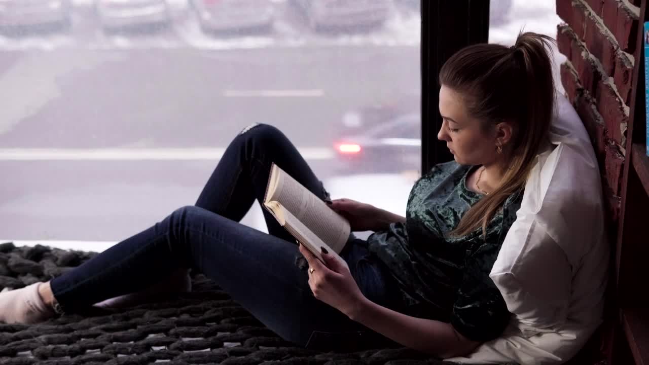 Video Stock Reading A Book In A City Apartment Live Wallpaper Free - Free Download