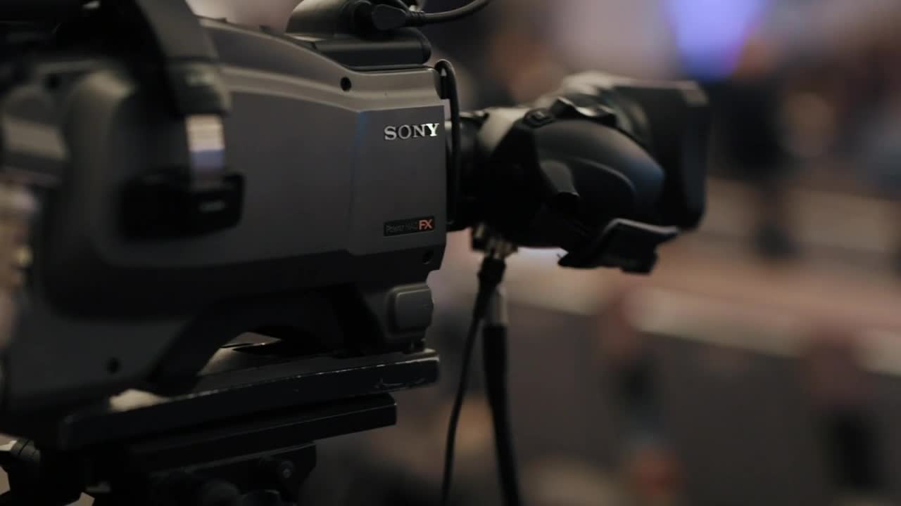 Video Stock Professional Video Camera On A Tripod Recording A Talk Live Wallpaper Free - Free Download