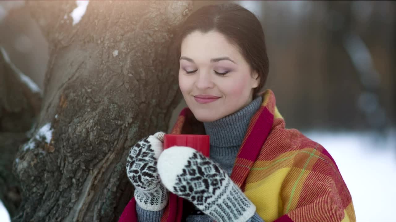 Free Stock Video Woman Drinking Coffee In Winter Park Live Wallpaper - Free Download