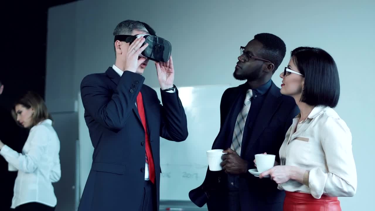 Video Stock Businessman Trying A Virtual Reality Headset Live Wallpaper For PC - Free Download