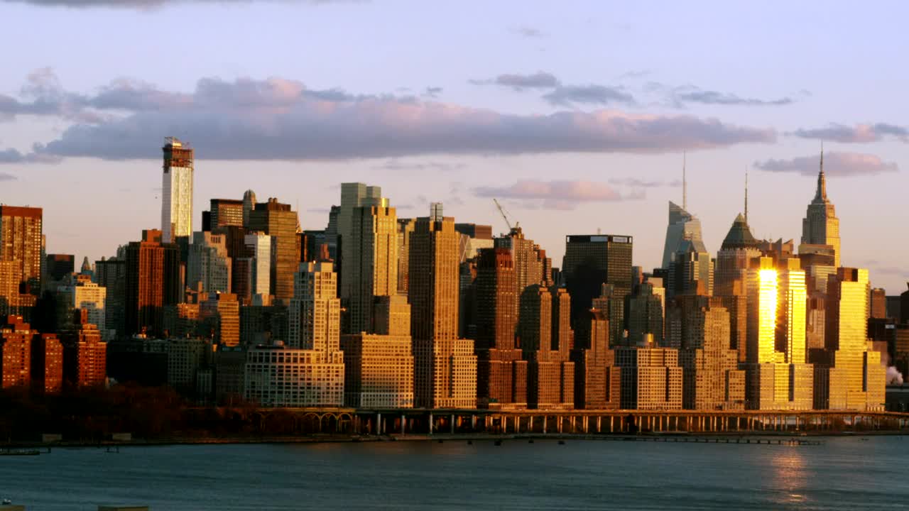 Free Video Stock sunshine reflecting on a skyscraper Live Wallpaper - Free Download